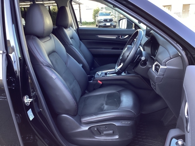 立体感があり、シート中央部とサイド部をくっきりと分断したサポート性の高い形状のシートが「人馬一体」感を強く演出しています。さらにシートメモリー機能を備える10WAYパワーシートを装備！体格や好みに応じ