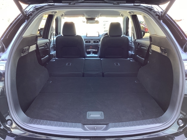 後席の背もたれを倒すと、もっと大容量になります！