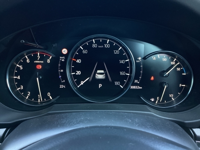 ”ドライバーを中心に一つ一つ丹念に磨き、力強さと上質さが融合した上質なデザインを採用しました！シンプルながらも落ち着いたメーターパネルは大人な雰囲気を演出します。”