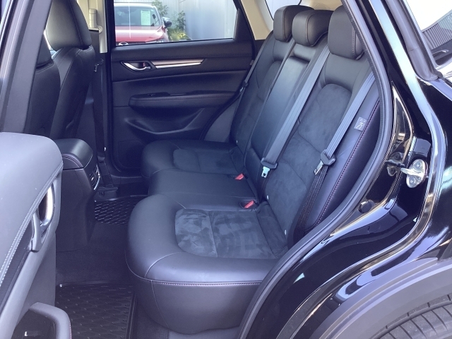 後席もゆったりとくつろげるスペースを確保し、万が一の前面衝突時には後席乗員の下半身がシートから滑り落ちることを抑制する構造になってます。