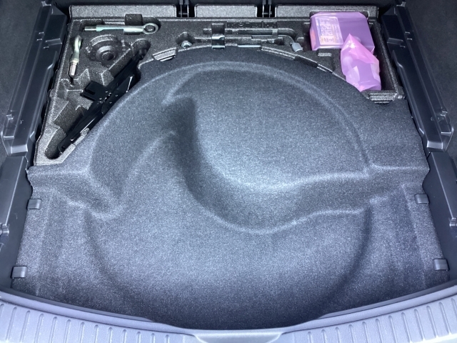 トランクの下には、パンク修理キットや工具が収納されています。