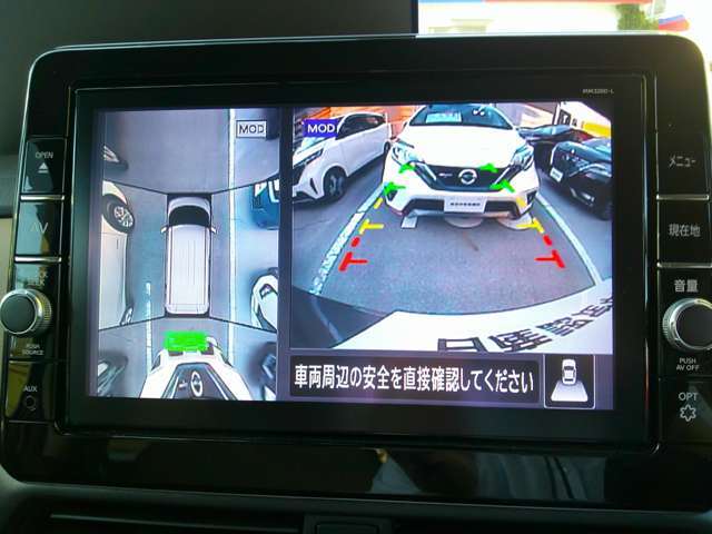 空から見下ろすような視点で、スムースな駐車と安全確認をサポートします。