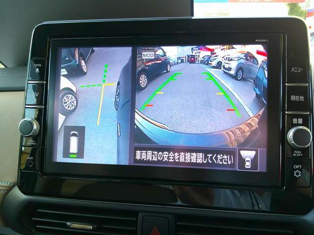 空から見下ろすような視点で、スムースな駐車と安全確認をサポートします。