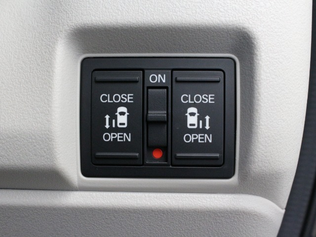 【両側電動スライド】スライドドアは両側電動スライドドアになっております。運転席からの開閉も出来、リモコンキーでも離れたところから開閉出来ますので大変便利な装備です。