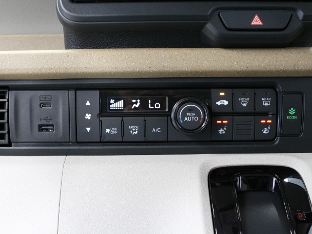 【シートヒーター】運転席と助手席にシートヒーター機能が付いています！寒い日でも安心です