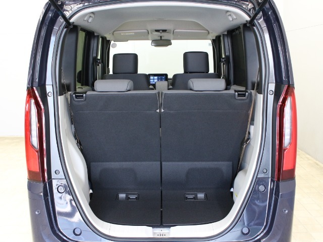 フル乗車でもしっかり荷物を収納出来るラゲッジスペースです。