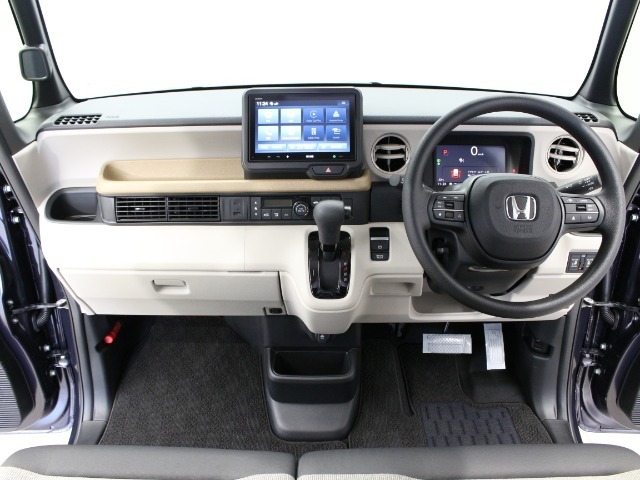 シンプルでスタイリッシュなインパネ周りです！飽きのこないデザインです。