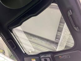 【ガラスルーフ】ガラスルーフ搭載で車内の解放感が一気にアップ！開放的なドライブをお楽しみいただけます。