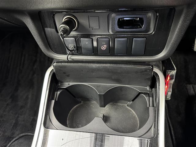 【ドリンクホルダー】長時間のドライブを快適に過ごすために、必須の車内アイテムですね。