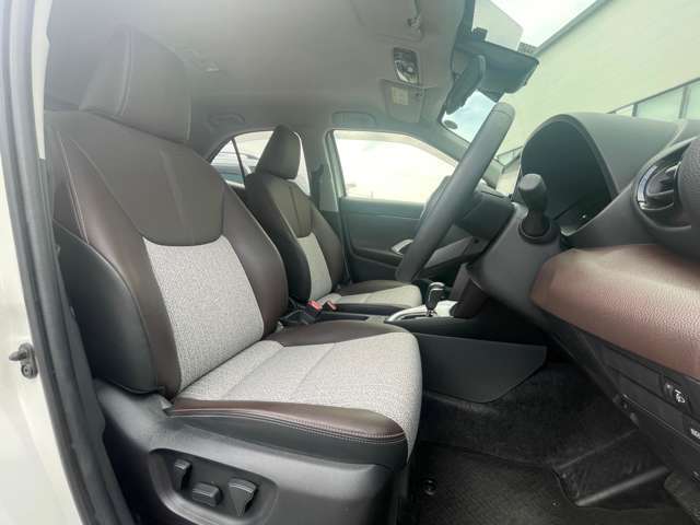 【運転席】座り心地が良いシートなので長時間の運転でも快適にお過ごしいただaけます。新品のフロアマットのご注文も可能です。掲載箇所以外にご希望の写真がございましたらお気軽にお問い合わせ下さい。