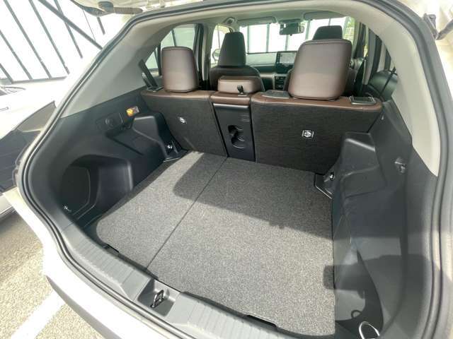 【トランク】積み込みやすくて、たっぷり積める荷室です。シートアレンジできるものは、乗車人数と荷物の量や大きさによってシートを動かすことができるので、より快適なドライブが可能です！