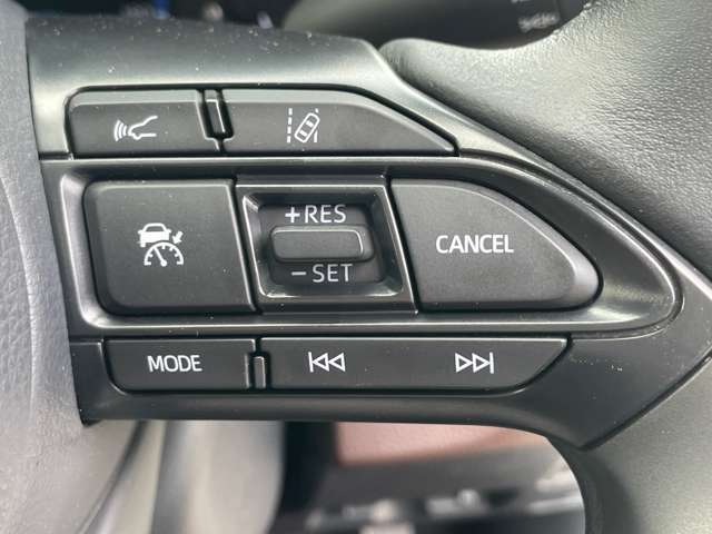 【アダプティブクルーズコントロール（ACC）】予め設定した速度で定速走行。先行車に近づいたら、システムが先行車との距離や速度差を測定し、自動的に加減速。適切な車間距離を維持しながら追従走行します。