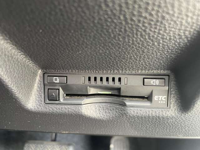 【ETC】有料道路を利用する際に料金所で停止することなく通過できる、ETC車載器（ノンストップ自動料金収受システム機器）が装備されています。セットアップを行うことで利用可能になります。