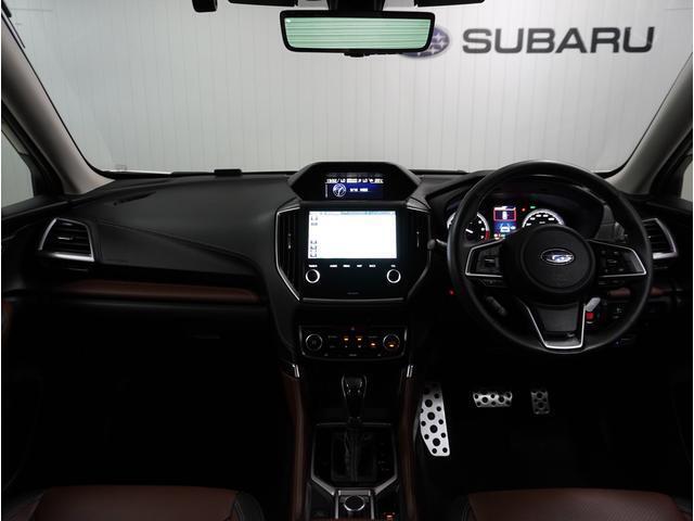 運転席は周りがとても見やすい工夫がされています。見えない部分が多いと障害物や人を見落とす危険がありますが、スバルのクルマは限りなく見えない部分を減らした構造で安全のサポートをしています。