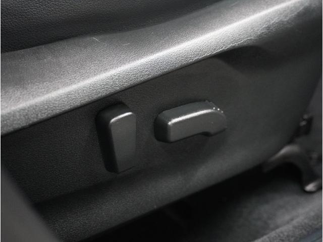 ”電動シートを装備。お客様に安全に運転頂けるよう座席の位置、座面の上げ下げやリクライニングの加減も細やかな設定を可能にしました。”