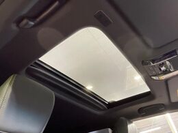 【サンルーフ】開放感たっぷりの希少装備、サンルーフが装着されています！車内に明かりを取り入れたり景色を楽しむ以外にも、車内の空気も簡単に換気できて快適です！