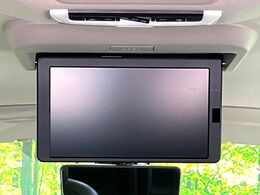 【フリップダウンモニター】大画面モニターで後席でもエンタメをお楽しみいただけます。小さなお子様にも大人気の装備です♪