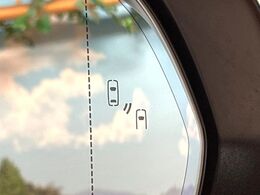 【ブラインドスポットモニター】走行中、ドアミラーの死角になりやすい箇所に後続車が接近するとサイドミラーのレンズに警告を表示！ドライバーに注意喚起をしてくれます。