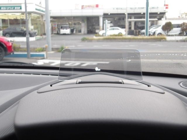 ヘッドアップディスプレイも装備♪少ない視線移動で速度の確認ができ、わき見運転の時間を減らします♪