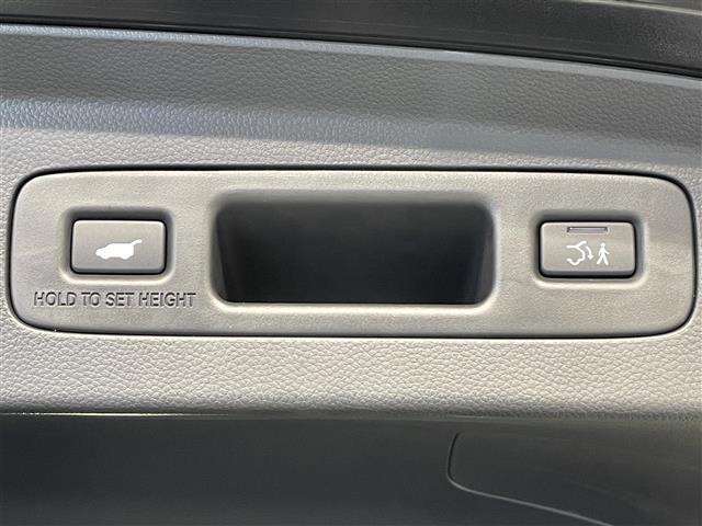 ◆【ハンズフリーアクセスパワーテールゲート】両手がふさがっていても、Hondaスマートキーを持っていれば、足だけでテールゲートを開閉することができます！お買い物時やアウトドアの際にとっても便利！