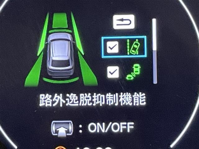 ◆【路外逸脱抑制機能】はみ出しそうなとき、ディスプレー表示とステアリング振動の警告で注意を促すとともに、車線内へ戻るようにステアリング操作を支援します。機能には限界があるためご注意ください。