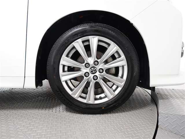 アルミホイール装着、タイヤサイズは235/50R18です。