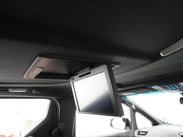 12.1型純正リヤモニター(V12T‐R66C)を装備しております。