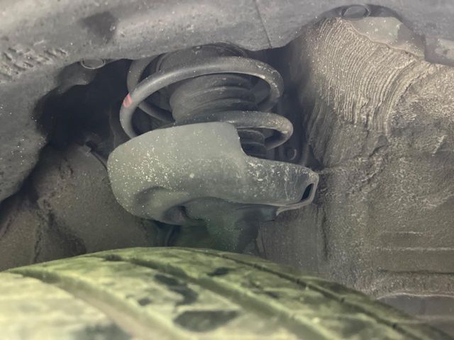 お車を安心してお乗りいただく為には、足回りの定期点検が欠かせません。サービスサポート（有償保証）では無料点検もご提供しており、安心のカーライフをお過ごしいただけるサポート体制が整っています。