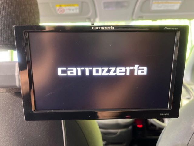 【後席モニター】家族や友人とお出かけする機会が多い方に大人気の後席モニターを装備！見やすい位置に画面がありテレビやDVDの視聴も快適！友達もお子様も、後席にしか乗らなくなるかも？？