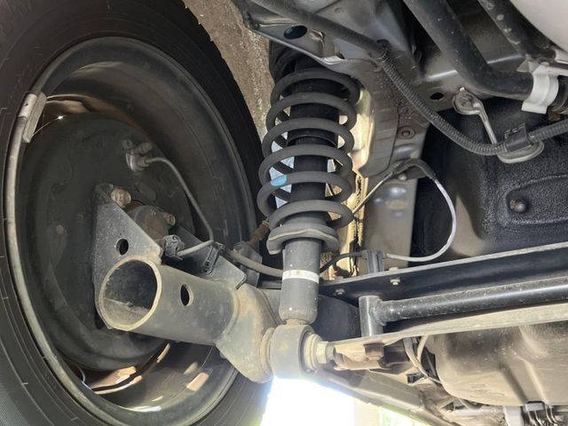 お車を安心してお乗りいただく為には、足回りの定期点検が欠かせません。サービスサポート（有償保証）では無料点検もご提供しており、安心のカーライフをお過ごしいただけるサポート体制が整っています。