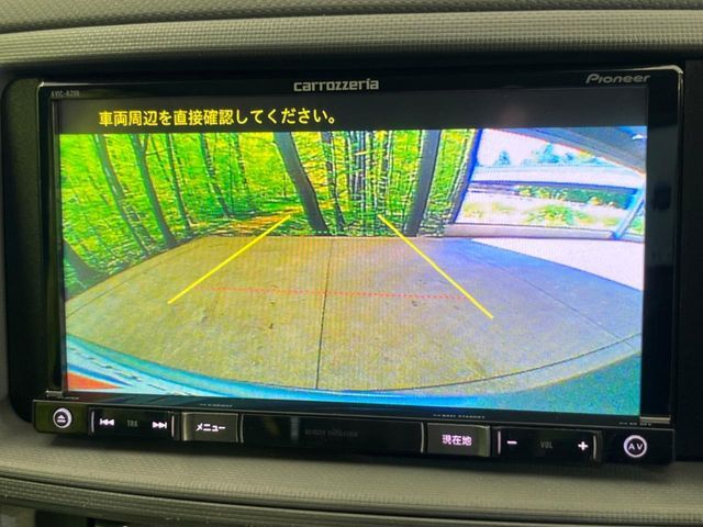 【バックカメラ】駐車時に後方がリアルタイム映像で確認できます。大型商業施設や立体駐車場での駐車時や、夜間のバック時に大活躍！運転スキルに関わらず、今や必須となった装備のひとつです！