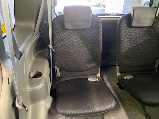 床下収納式のサードシートです。座席部分をコンパクトに収納でき、広大な荷室スペースとしてお使いいただけます！乗車人数や荷物の量など利用シーンに合わせて3列目を有効活用でき、とっても便利♪