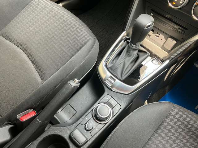 スポーツモードを使用して、高回転まで使うキビキビとした走行を楽しめます。