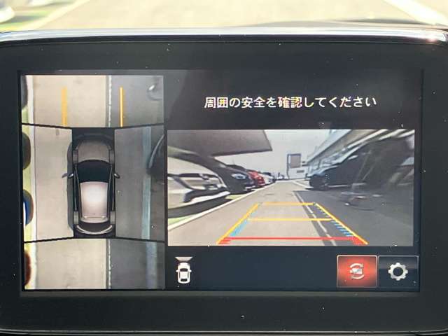 360度ビューカメラを搭載。4方の小型カメラの映像を処理し、車両真上からの映像に変換しています。