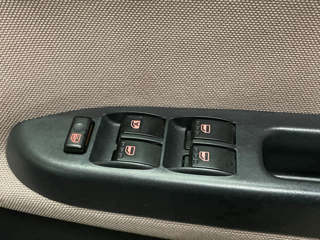 パワーウィンドウのスイッチですよ。　運転席に居ながら窓を開け閉めのコントロールできますよ。