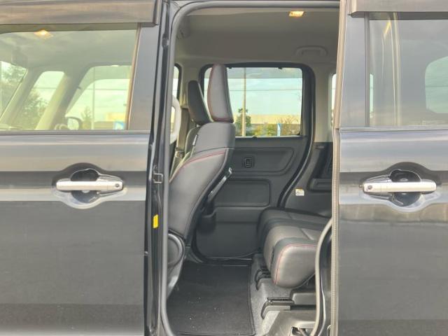 WECARSでは各商談席に大型モニターをご用意しております！見やすい大画面でゆったりと全国の在庫をご覧いただけます！是非ご来店お待ちしております！