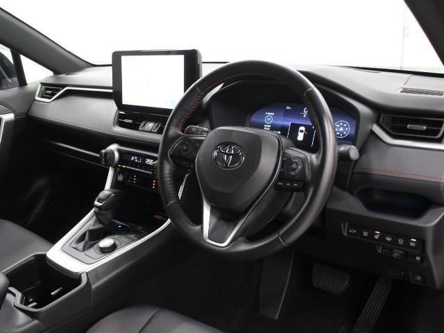 運転席からの視界を低くすることで圧迫感を抑えたインストルメントパネルや、室内から見えないように設計したワイパーなどにより、すっきりとした前方視界を確保しています。