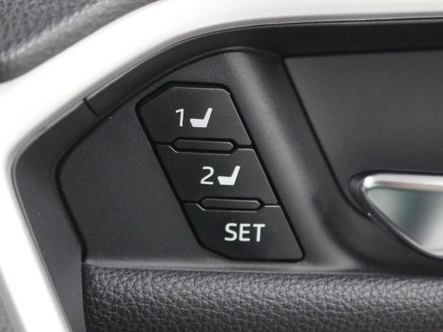 運転席シートポジションメモリーが装着されています。ドライバー2名のシートポジションを記憶・再現出来るメモリー機能を搭載しています。