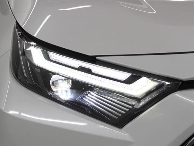 LEDヘッドライトには「オートマチックハイビームシステム」を搭載。夜間走行時にハイビームで走行可能と判断した場合、ロービームとハイビームを自動的に切り替え、前方視界確保をアシストします。