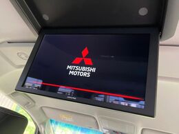 【12.8型フリップダウン】大画面モニターで後席でもエンタメをお楽しみいただけます。家族や友人とお出かけする機会が多い方に大人気です♪