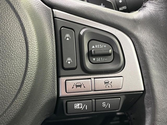 【全車速追従機能付クルーズコントロール】高速道路での長距離走行が楽に！！自動で速度を保つクルーズコントロールが、衝突軽減システムと連携し、前方の車両を感知して車間を保つように速度調節してくれます！！