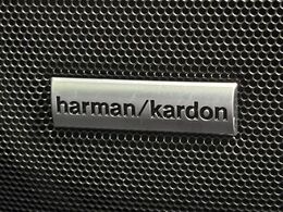 【ハーマンカードンサウンドシステム】メーカーオプションの高品位サウンドシステムを搭載。専用のチューニングが施された大小様々なスピーカーから良質なサウンドが奏でられ、臨場感あふれる音響空間を演出します。