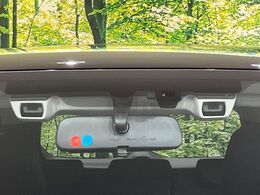 【アイサイトVer3】前方の車両等を検知し、衝突しそうな時は警報で注意を促し、ブレーキを踏む力をサポート。ブレーキを踏めなかった場合は衝突被害軽減ブレーキが作動、衝突回避をサポートします。