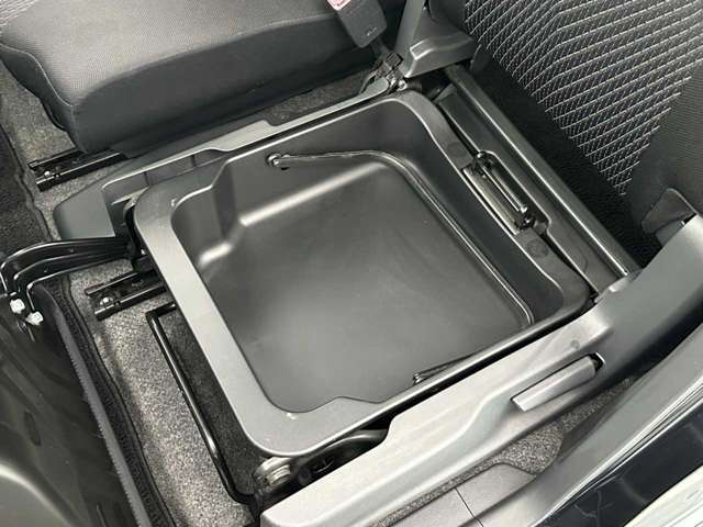 助手席シート下にもスペースございます(^^♪