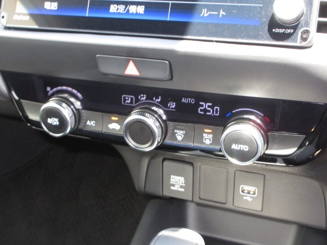 エアコンはオートエアコンでお好みの温度調整が出来、オールシーズン快適にドライブできます！リア席はプライバシーガラスで夏も涼しく過ごせます！