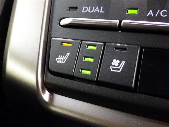 【シートヒーター】運転席と助手席をそれぞれ独立して操作でき、無段階に温度調節も可能なため、座る人と室内温度にあわせた快適