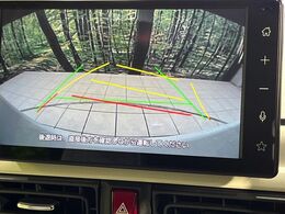 【バックカメラ】駐車時に後方がリアルタイム映像で確認できます。大型商業施設や立体駐車場での駐車時や、夜間のバック時に大活躍！運転スキルに関わらず、今や必須となった装備のひとつです！