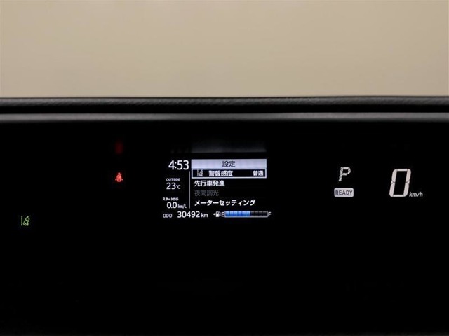 焦点を合わせやすい遠視点メーターを採用しています。前方路面と表示情報をひとつの視界にとらえられる位置にメーターを配置し、視線異動が少なくなるよう工夫されています。