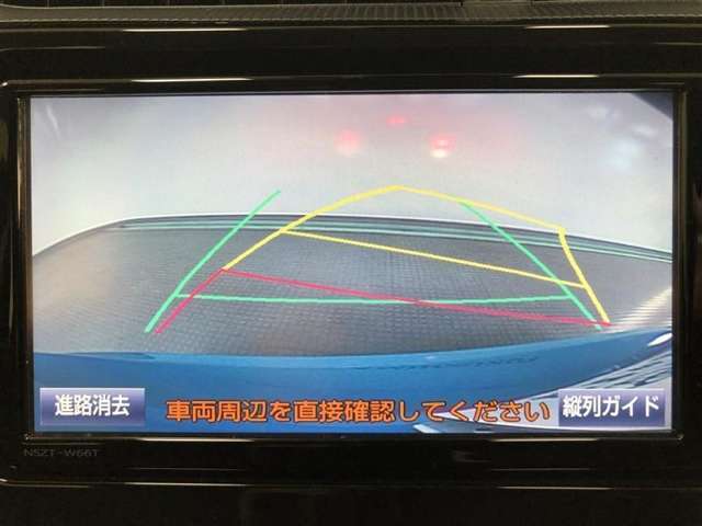 【バックガイドモニター】後方の映像をナビ画面に表示するだけでなく、ステアリング操作に連動して動くガイド線も同時に表示！予想進路の確認をしながら後退できるので便利です！