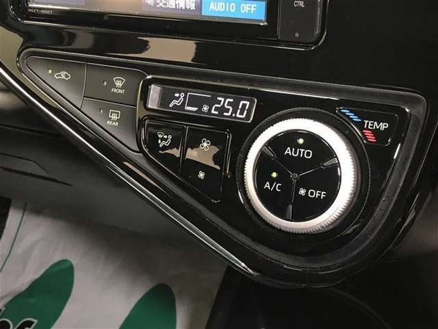オートエアコンです。モーターで駆動するコンプレッサーを使っているので、エンジン停止時でもエアコンを効かせることが可能です！
